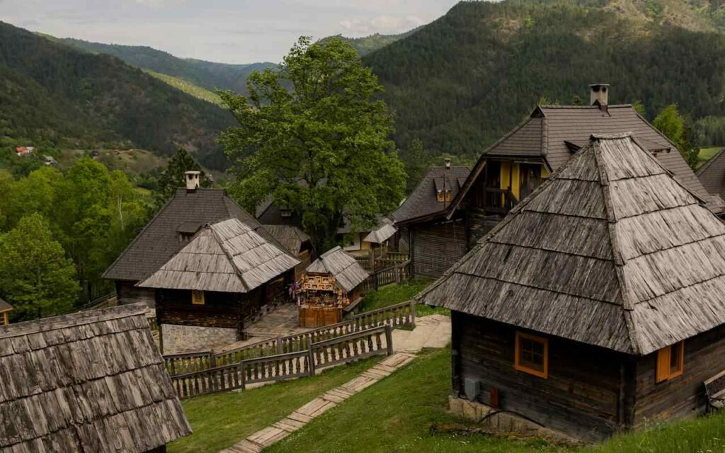 Pogled na drvene kućice i prirodu